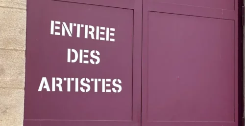 Porte avec écrit Entrée des artistes