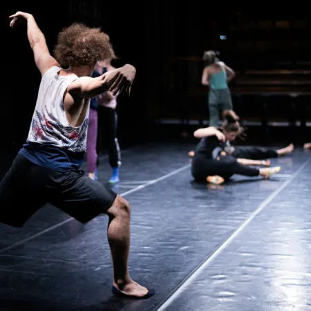 Danseur en résidence chorégraphique sur scène